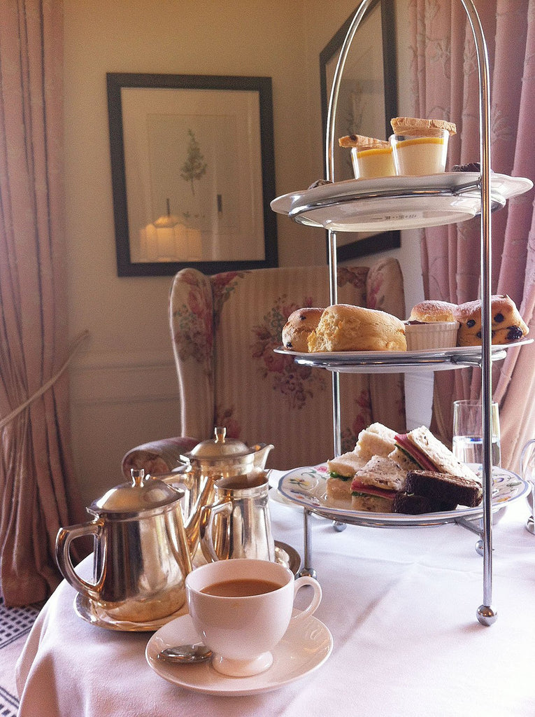 Cultural etiquette: pinkies in!